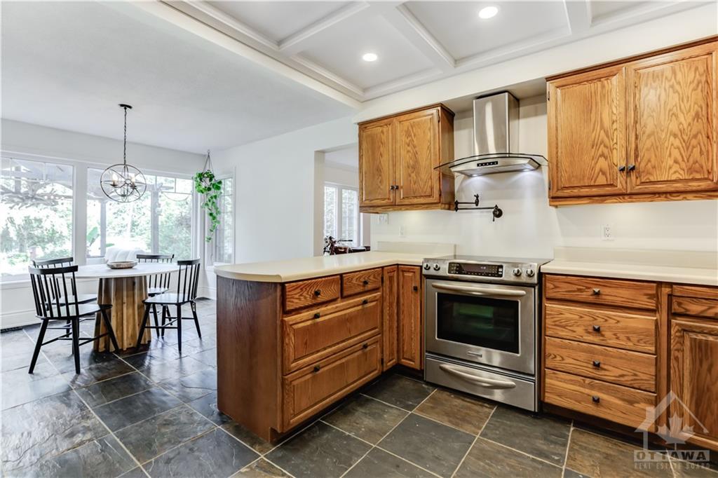 5981 RIDEAU VALLEY Drive N