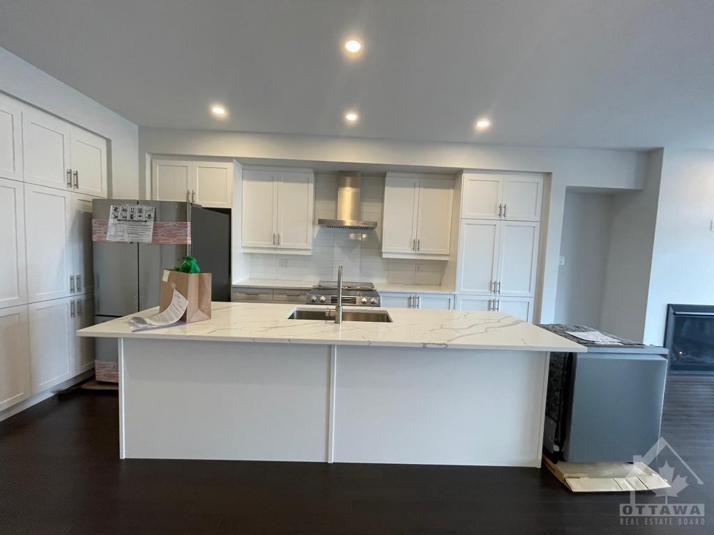 802 SOLARIUM Avenue