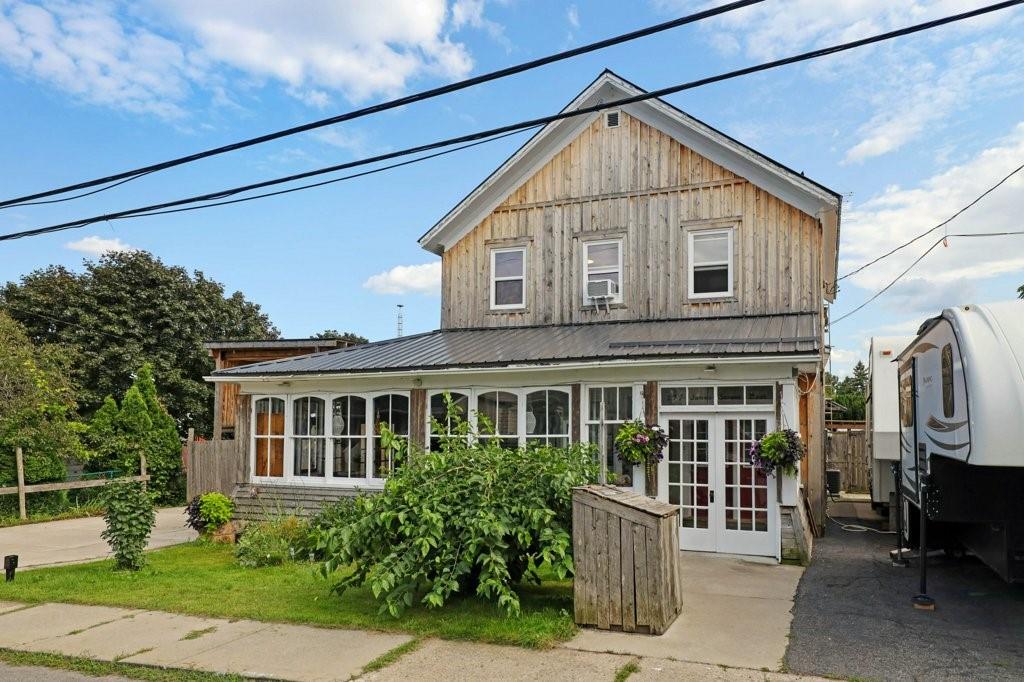 257 JAMES Street E