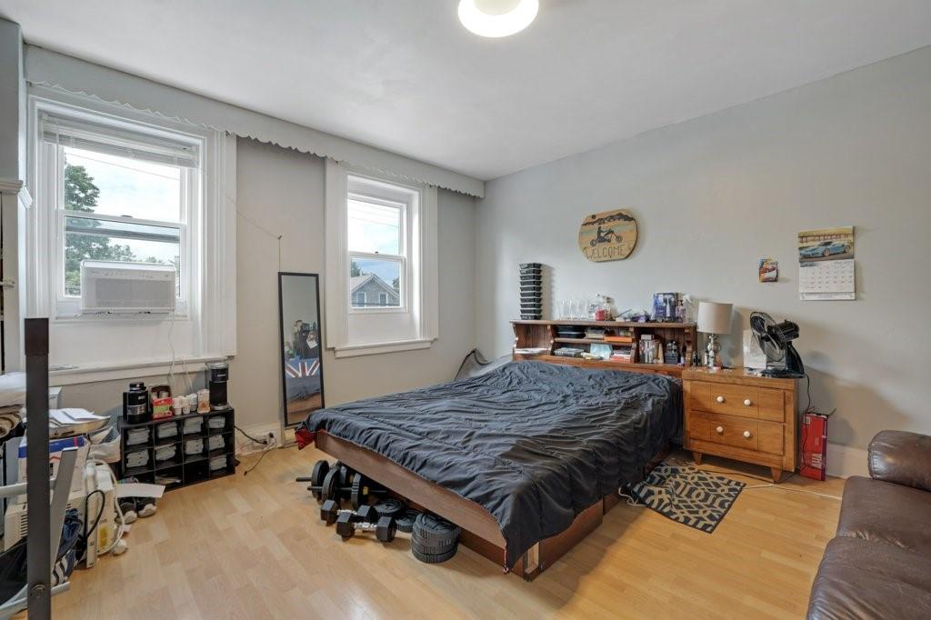 257 JAMES Street E