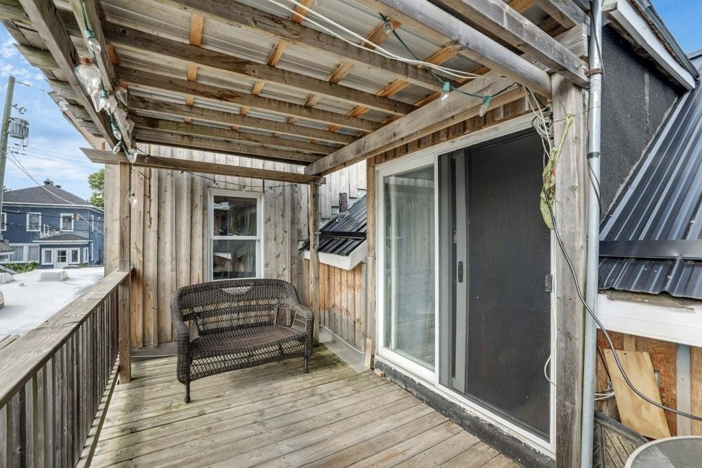 257 JAMES Street E