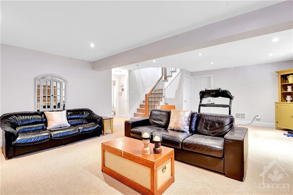 135 ROYAL LANDING Gate