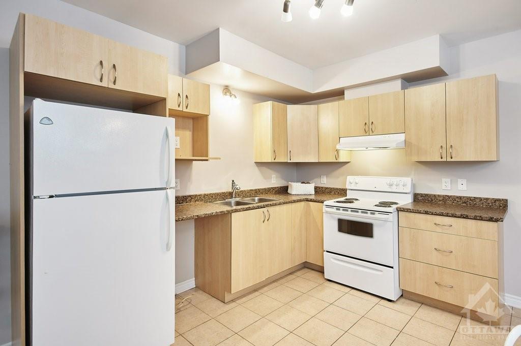 1176/1176A SOUTH RUSSELL Road