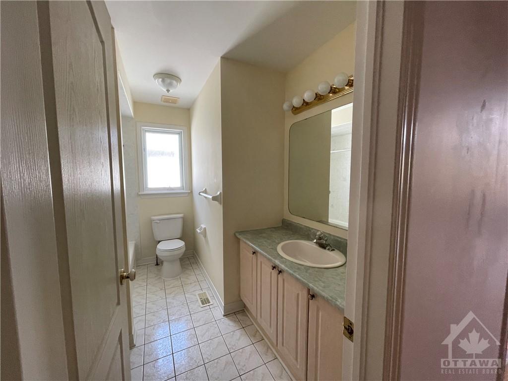 32 KENINS Crescent