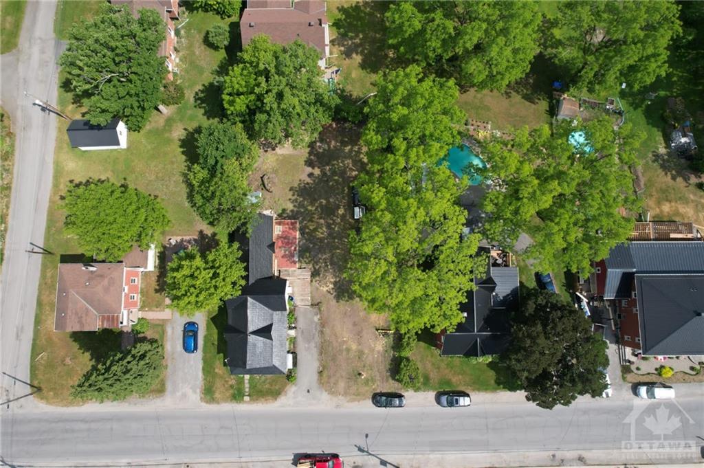 216 CLOTHIER Street E
