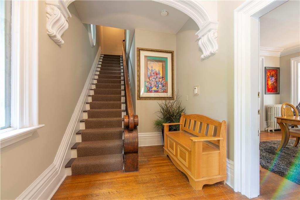 207 KING Street E