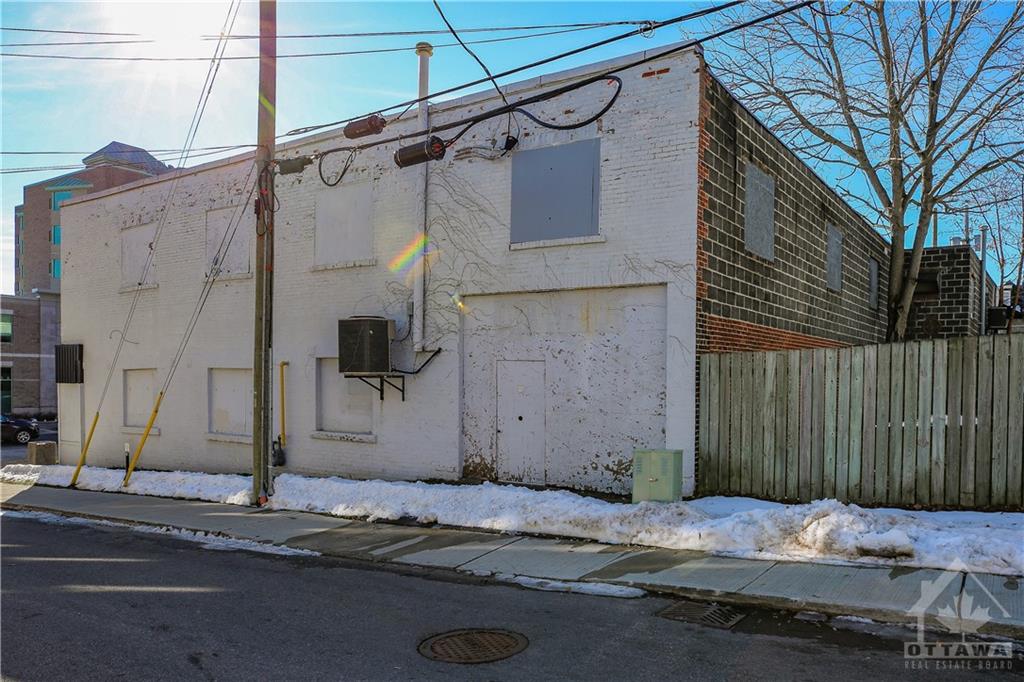26 KING Street E