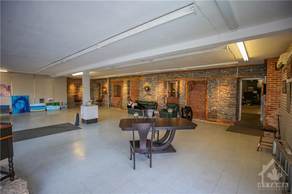 26 KING Street E