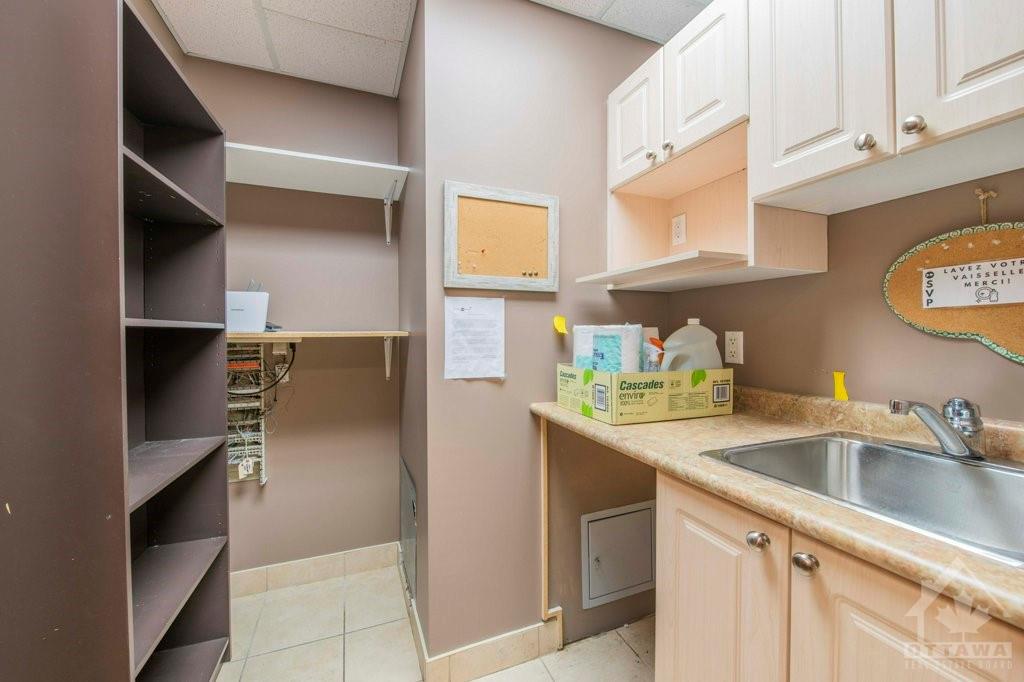 160 TERENCE MATTHEWS Crescent, #A