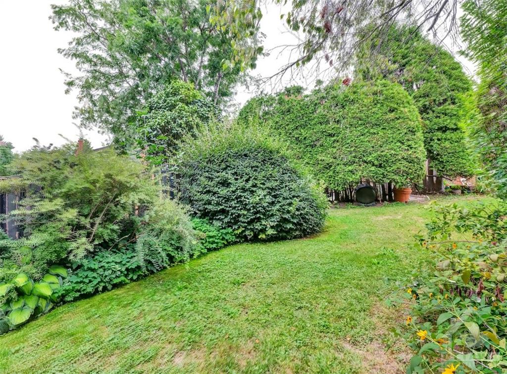 16 SELYE Crescent
