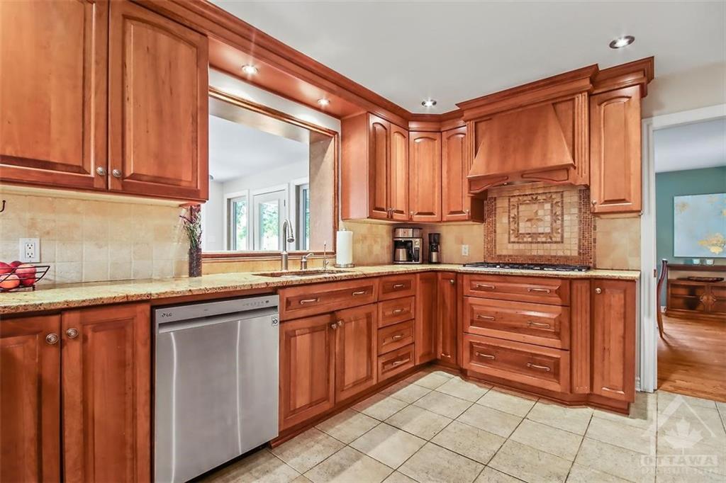 6332 RIDEAU VALLEY Drive N