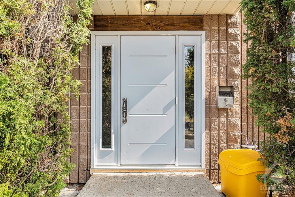 875 LAURIER Street, #2