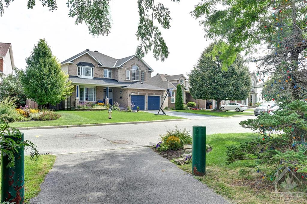 1764 HEATHERSTONE Crescent