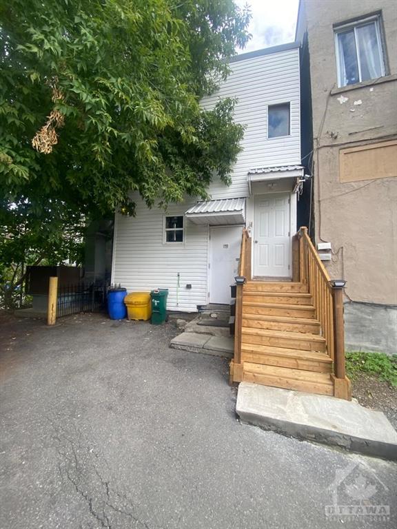 1079 WELLINGTON Street W