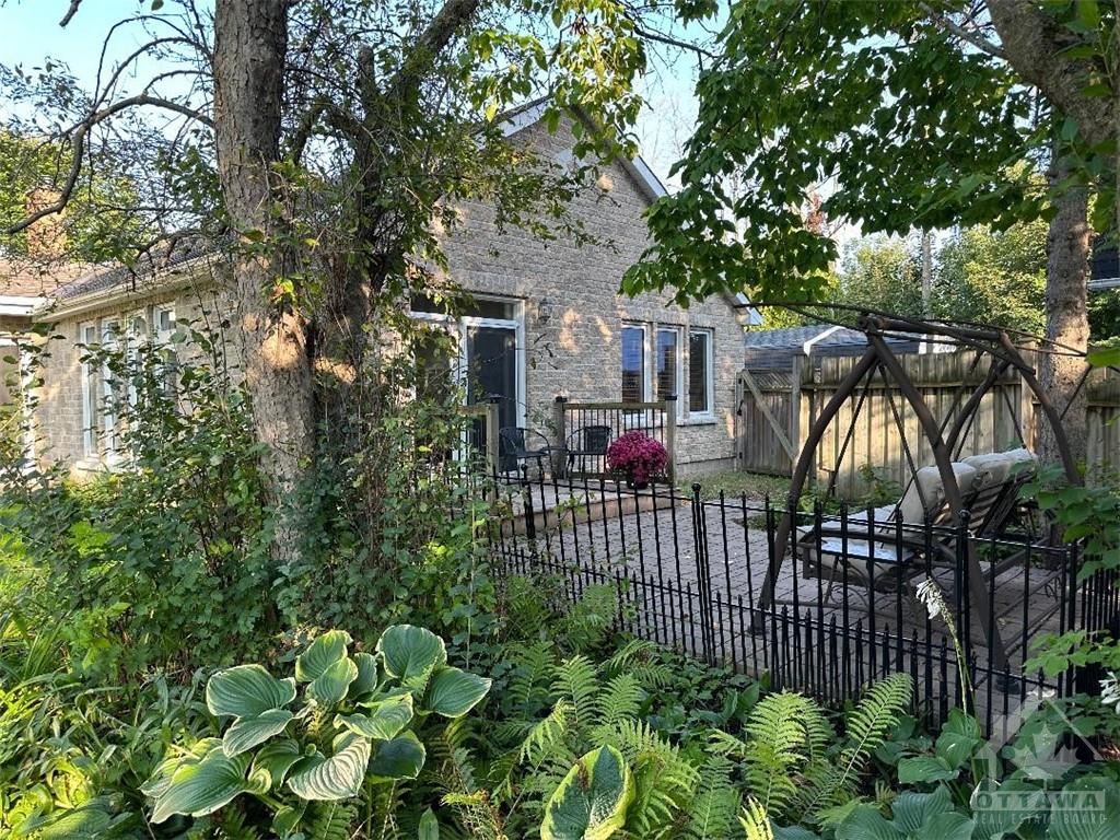 6332 RIDEAU VALLEY Drive N