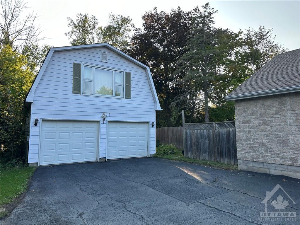 6332 RIDEAU VALLEY Drive N