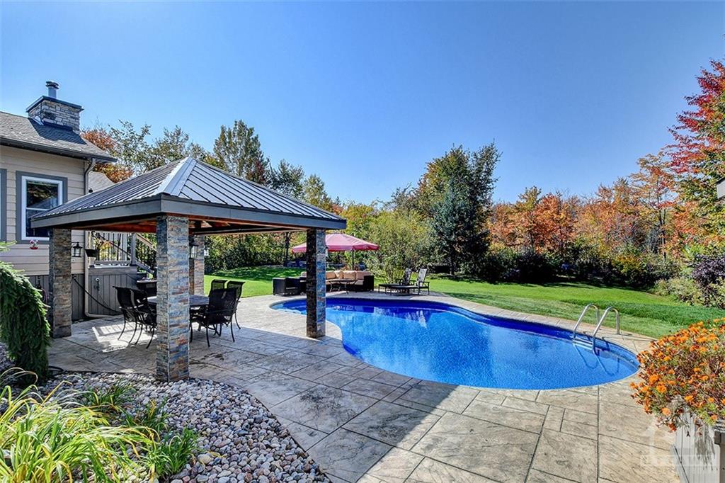 375 RIDGESIDE FARM Drive