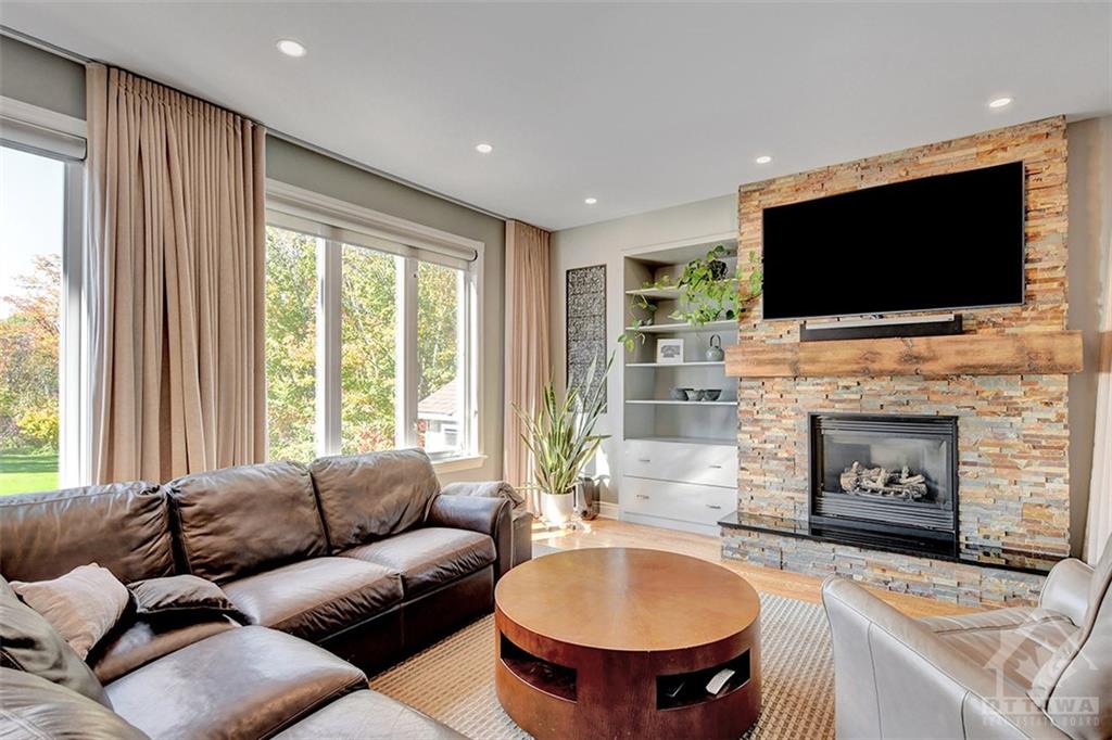 375 RIDGESIDE FARM Drive