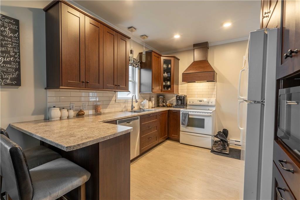 2 SAUNDERS Avenue