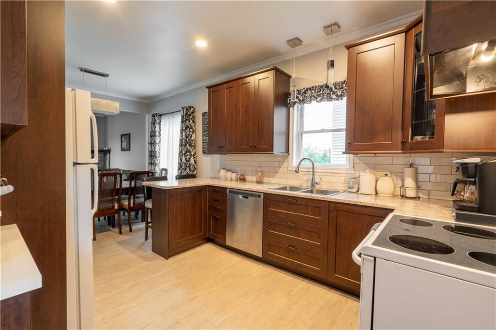 2 SAUNDERS Avenue