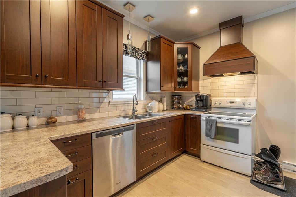 2 SAUNDERS Avenue