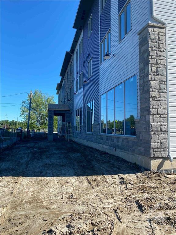 979 NORTH RUSSELL Road, #02