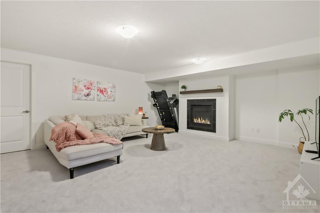 822 WOOLER Place