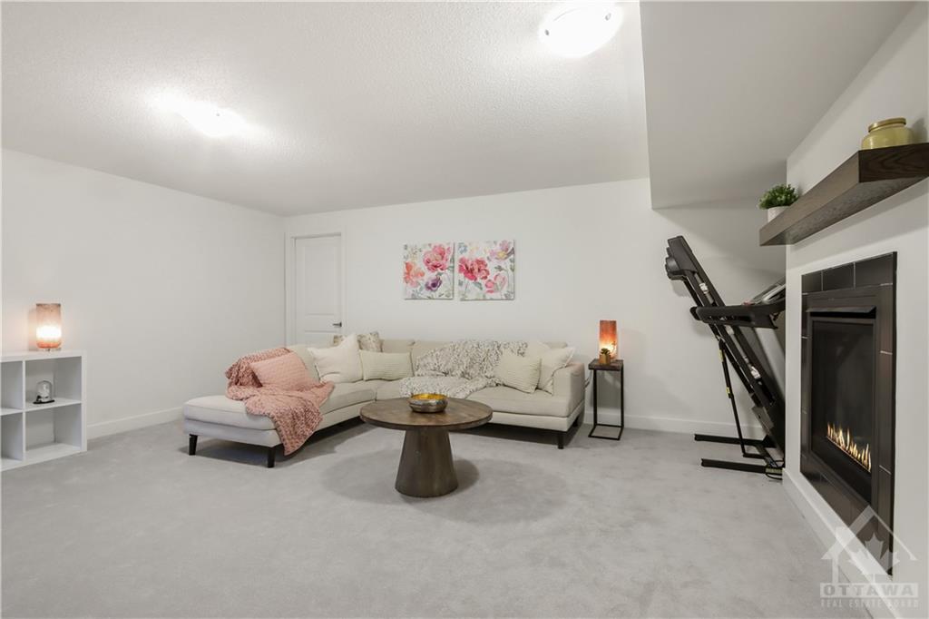 822 WOOLER Place