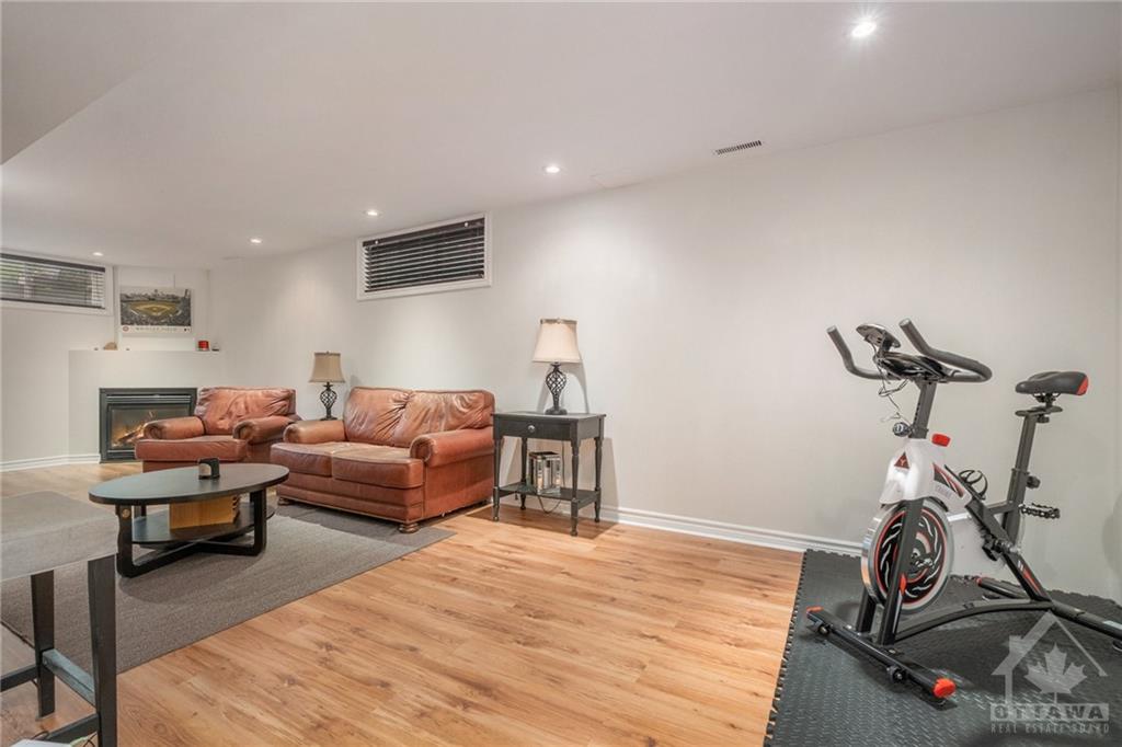 12 HERITAGE GROVE Crescent