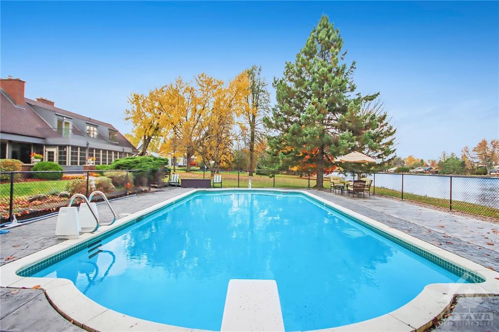 6005 RIDEAU VALLEY Drive