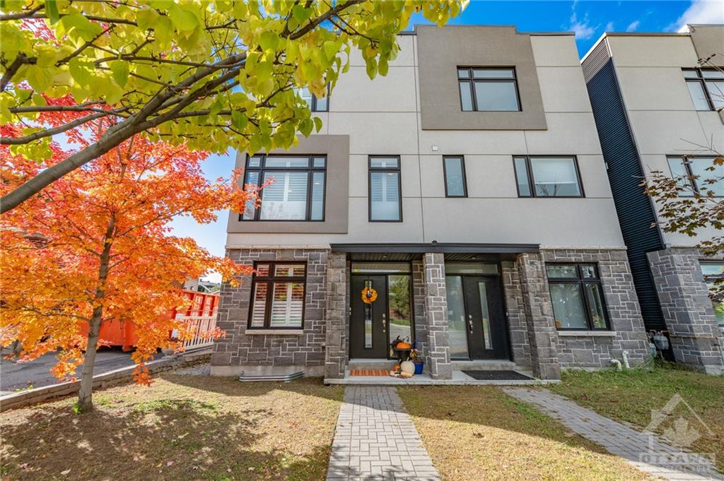 942 WOODROFFE Avenue