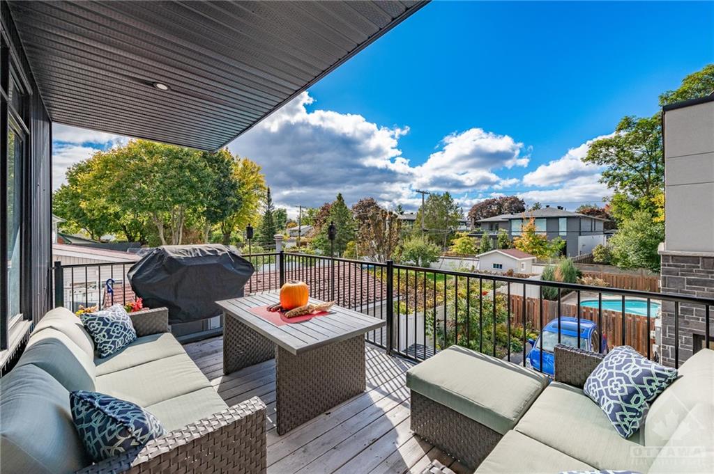 942 WOODROFFE Avenue