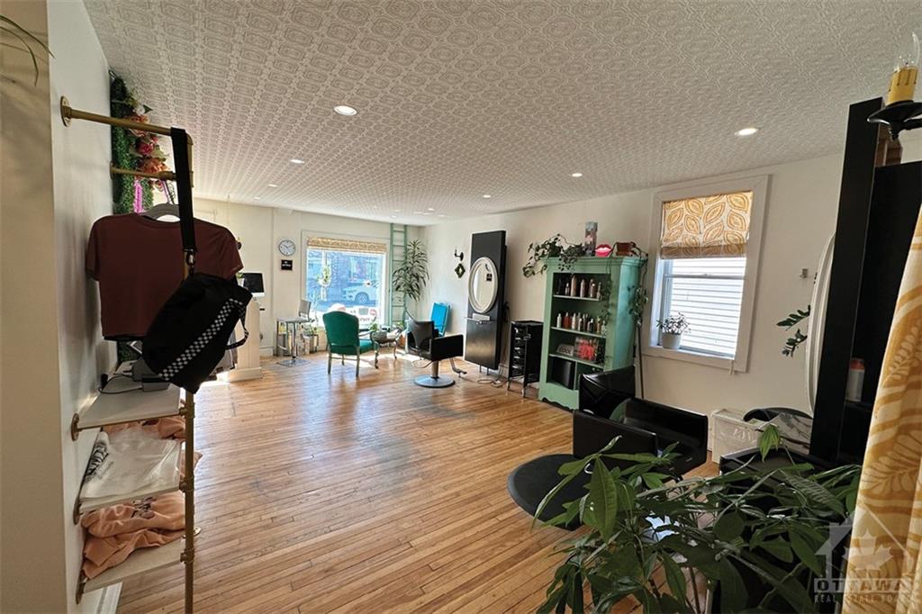 1071 WELLINGTON Street W
