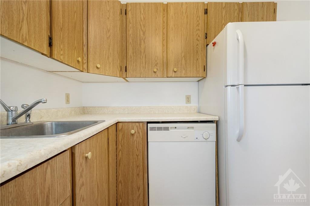 875 LAURIER Street, #4