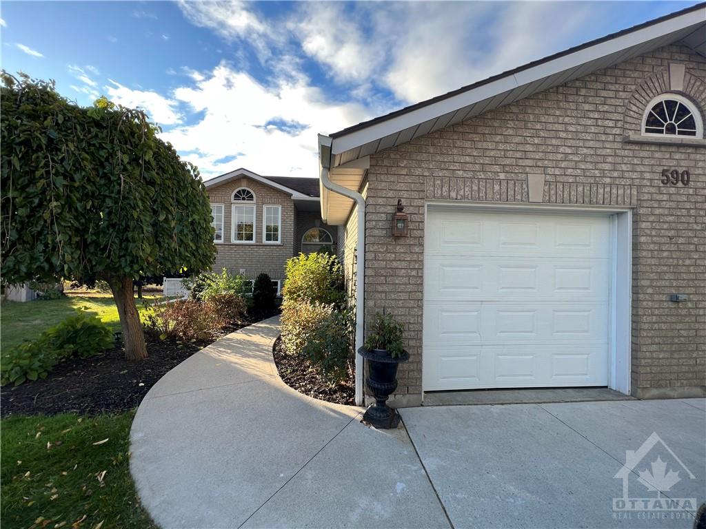 590 ARBOUR Crescent