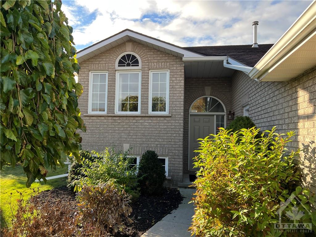 590 ARBOUR Crescent