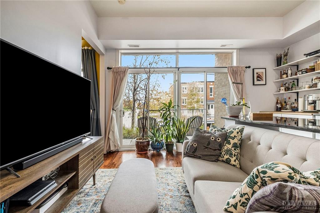 682 CHURCHILL Avenue N, #101