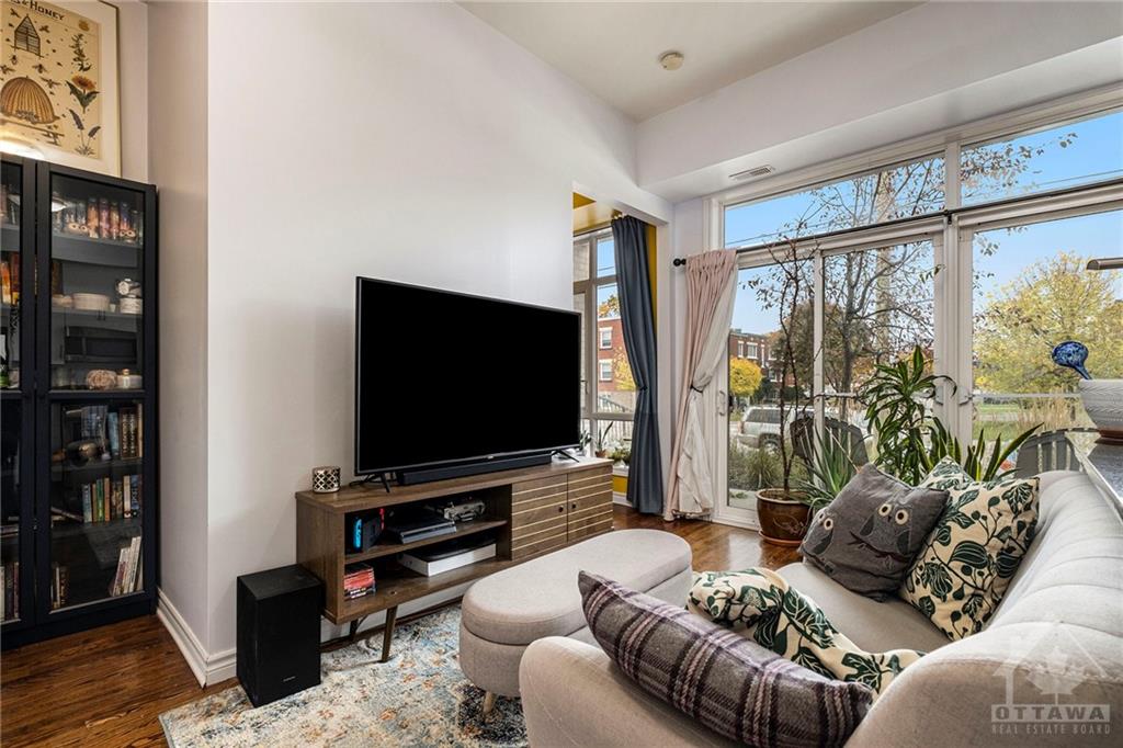 682 CHURCHILL Avenue N, #101
