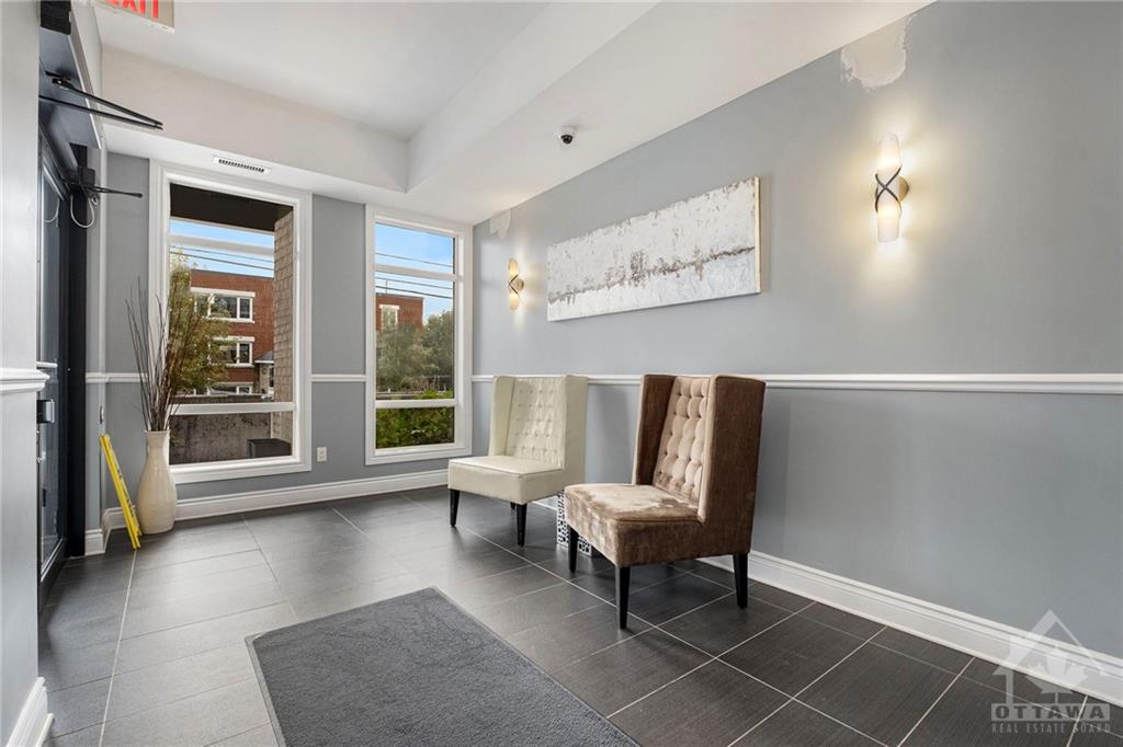 682 CHURCHILL Avenue N, #101