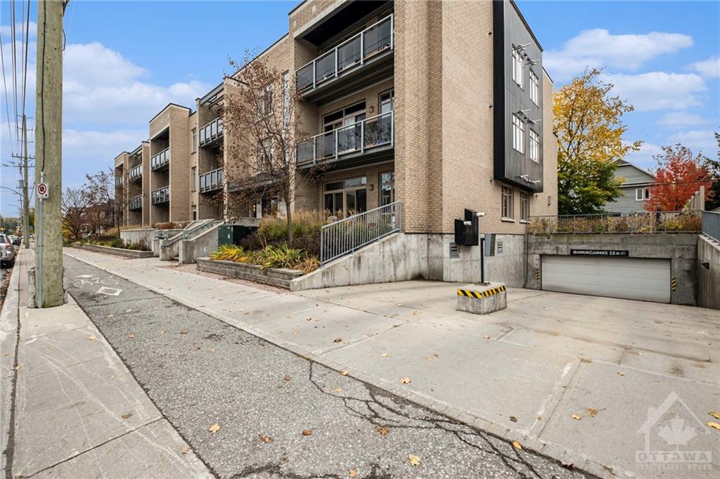682 CHURCHILL Avenue N, #101
