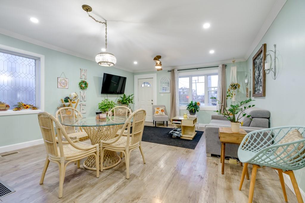 43 SEVENTH Street E