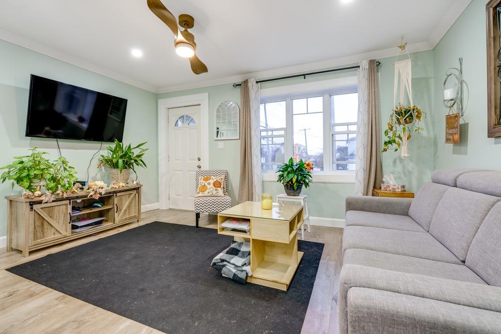 43 SEVENTH Street E
