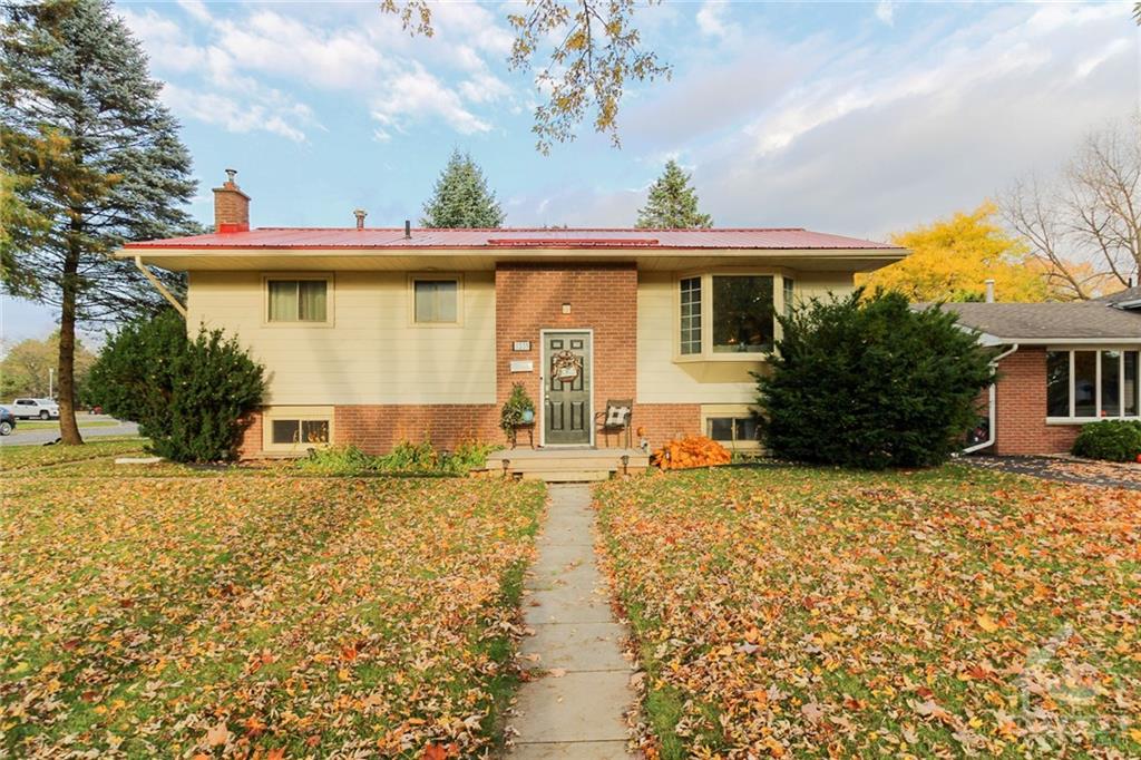 1335 BORDEN Crescent