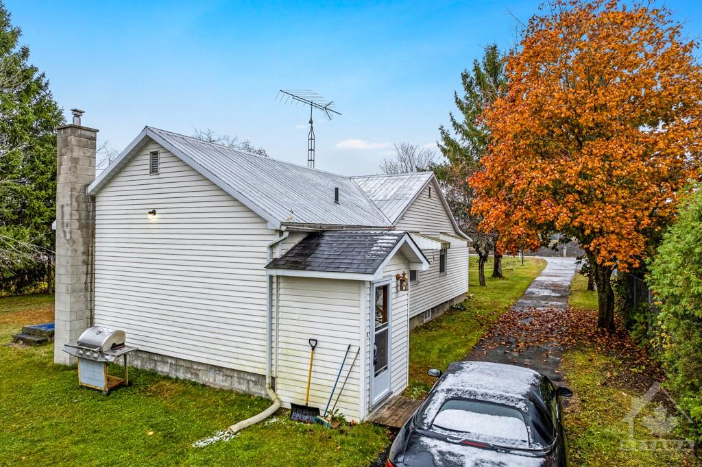 647 VAN BUREN Street