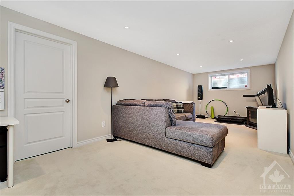 513 FEATHERFOIL Way