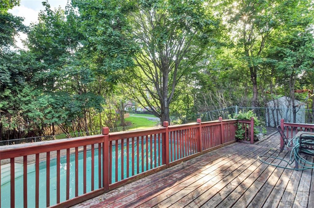 16 EASTPARK Drive