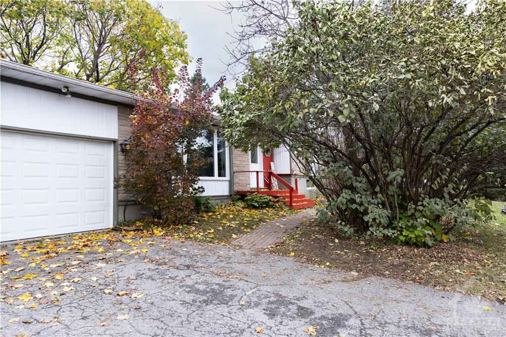 159 LLOYDALEX Crescent