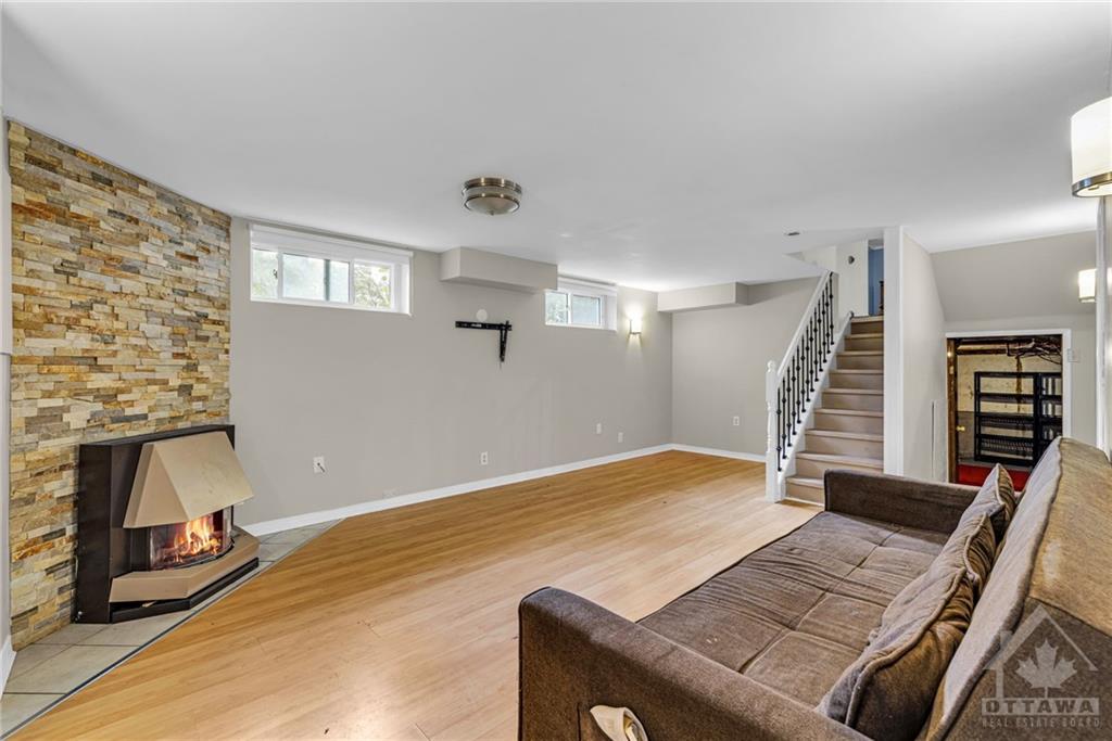 159 LLOYDALEX Crescent