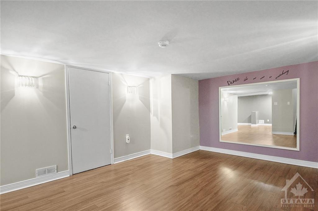 162 MEADOWLANDS Street W