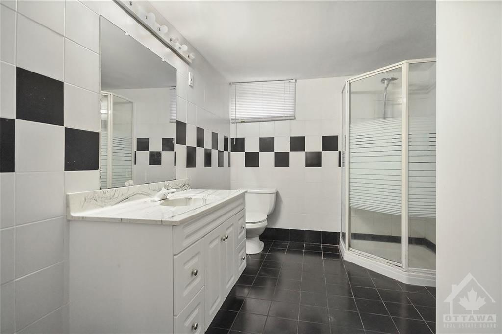 162 MEADOWLANDS Street W